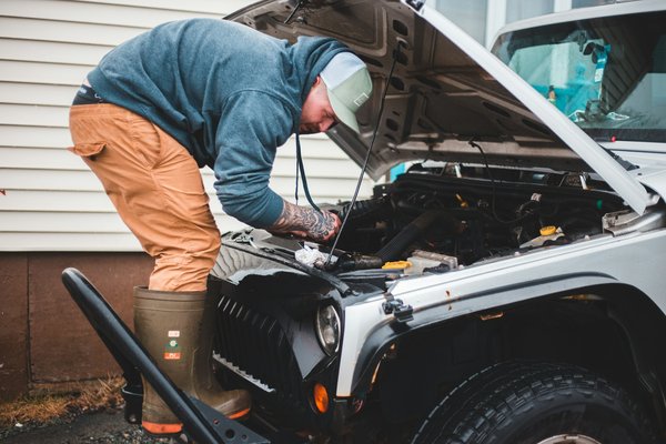 Est-il possible d’installer soi-même les pièces de sa voiture sans permis ?